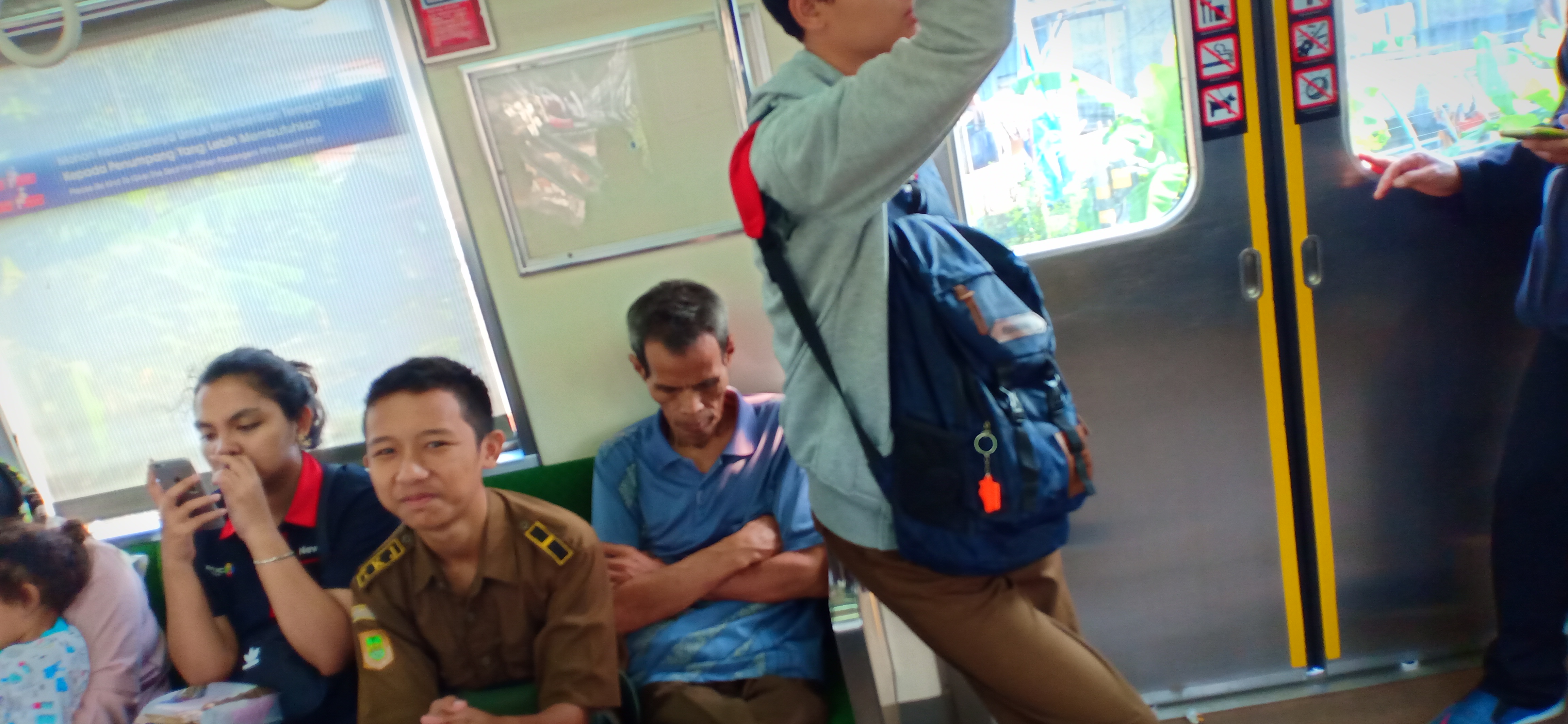 Dimas nyengir