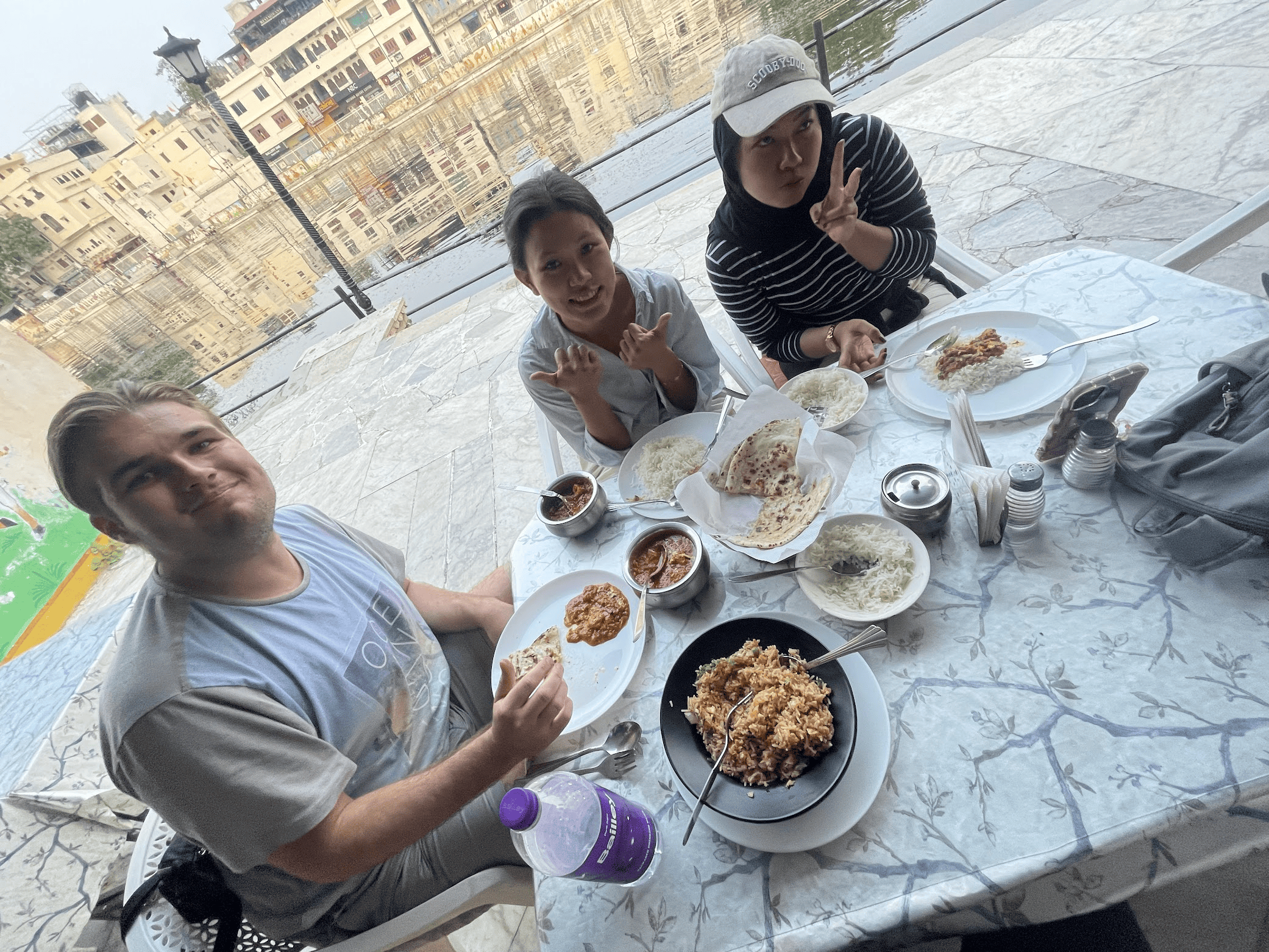 Makan di Danau Udaipur